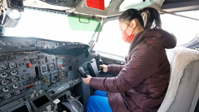 视力障碍孩子在民航大学感受飞机。图片由学校提供.jpg