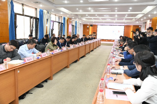 丘成桐少年班授牌仪式暨数学人才培养交流会。学校供图.jpg