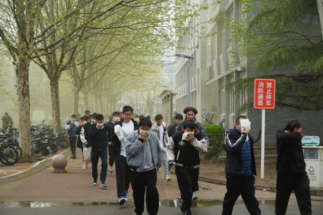 北京电子科技职业学院举行2024年春季火灾逃生疏散演练活动