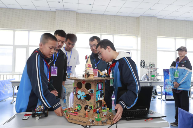青海第十四届中小学生机器人竞赛举办