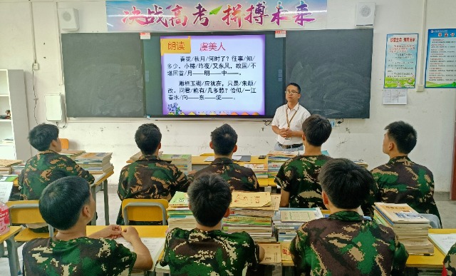 帮扶教师在给学生上语文课（赵崇辉  拍摄）.jpg