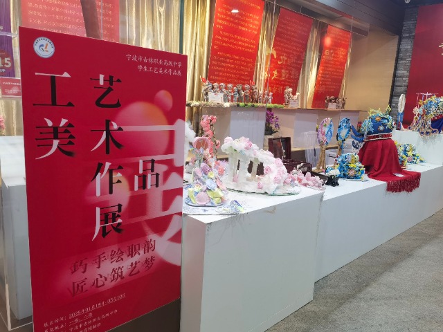 古林职高学生工艺美术作品展现场 学校供图 (2).jpg