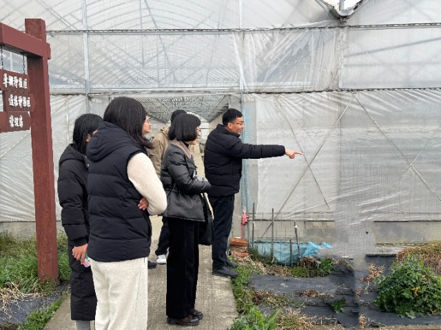 浙江工商职院教师参观农场 学校供图.JPG