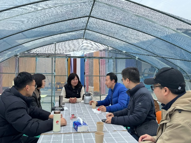 浙江工商职院教师与农场工作人员一起座谈 学校供图.JPG