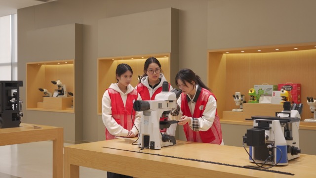 宁波卫生职院学生在“科学家实验场景复刻”区参加体验 钟凯颖 摄.jpg