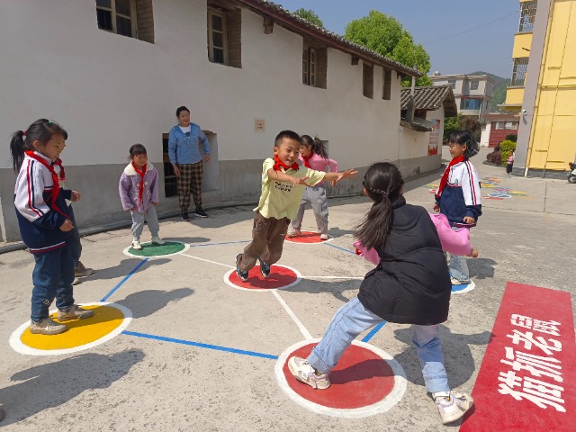 碧城镇小学师生在玩猫抓老鼠游戏.jpg