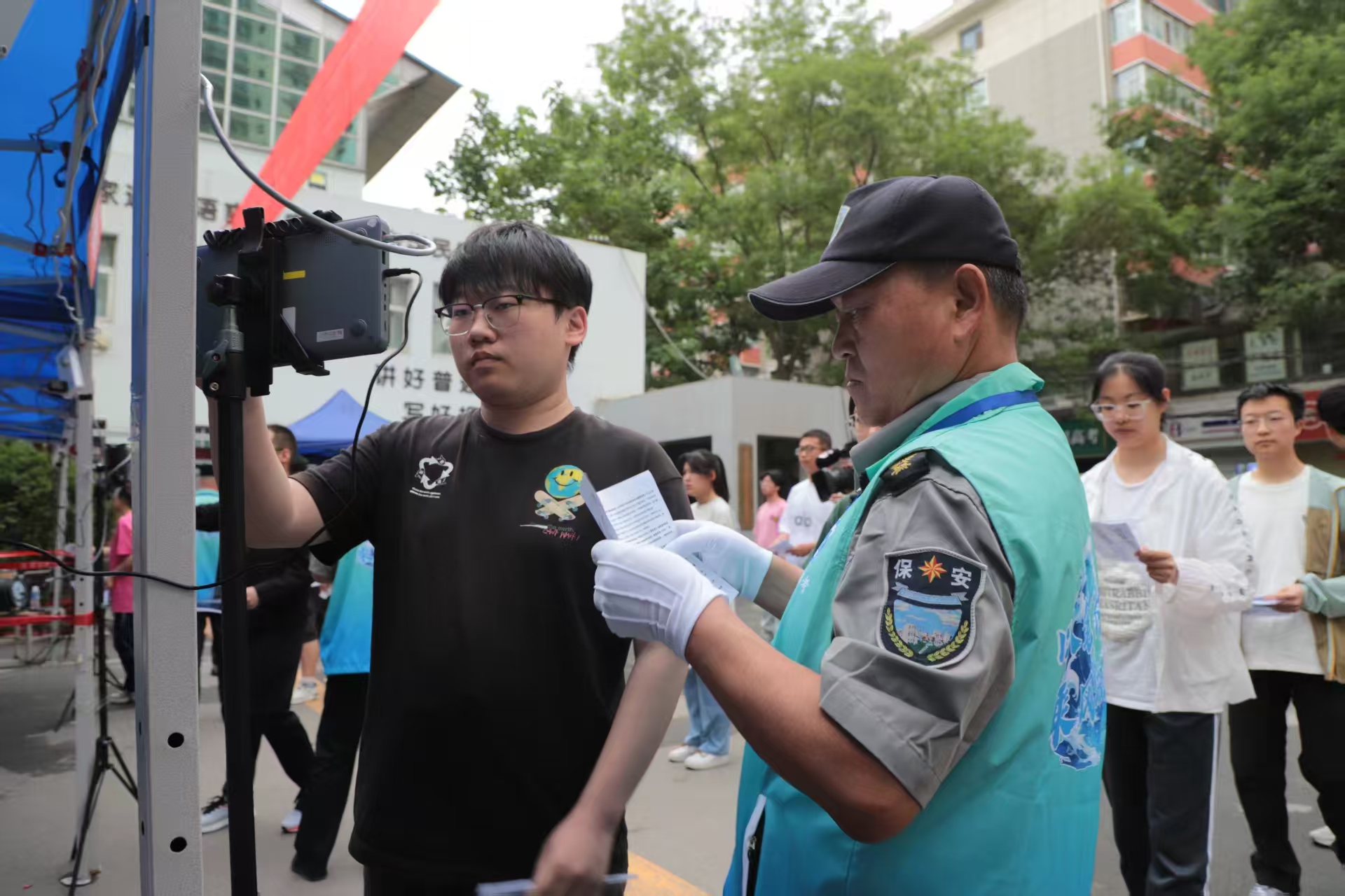 兰州一中考点，工作人员认真核验考生信息，确保准确无误。（马绮徽 摄）.jpg