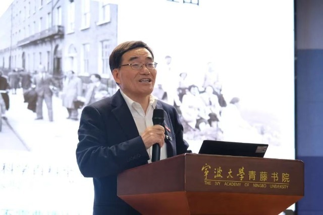 宁波大学校长、中国科学院院士蔡荣根讲述科学家精神 宁波市教育局供图.jpg