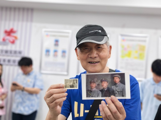 社区居民展示用AI技术修复一新的照片 古林职高供图.jpg