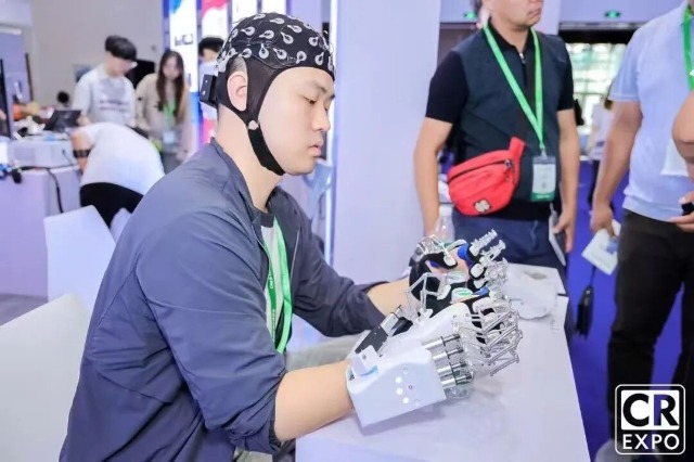 团队成员在2025中国国际福祉博览会暨中国国际康复展览会展示手部康复机器人 学校供图.jpg 团队成员在2025中国国际福祉博览会暨中国国际康复展览会展示手部康复机器人 学校供图.jpg