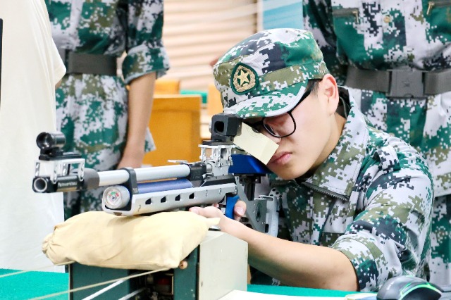 新生进行模拟射击3.JPG