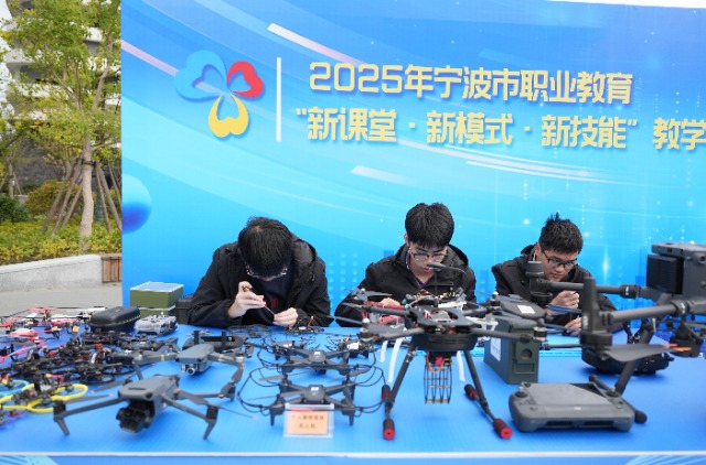 宁波建设工程学校无人机专业学生现场组装维修无人机 宁波市职业与成人教育学院供图.jpg 宁波建设工程学校无人机专业学生现场组装维修无人机 宁波市职业与成人教育学院供图.jpg