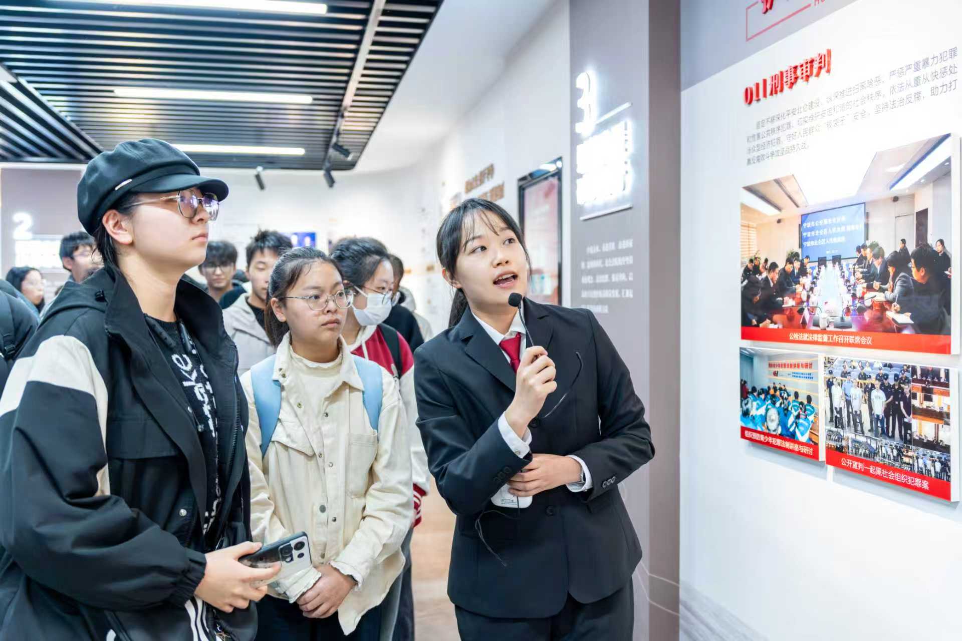 宁波职业技术大学学生参观宁波市北仑区人民法院 学校供图.jpg