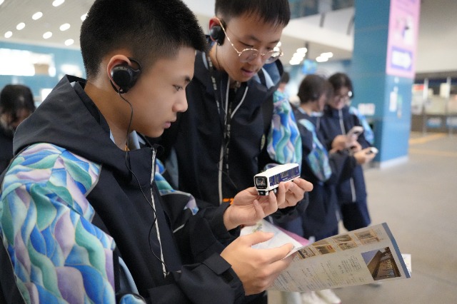 宁波市职业技术教育中心学校学生查看澳门轻轨模型 学校供图.JPG 宁波市职业技术教育中心学校学生查看澳门轻轨模型 学校供图.JPG