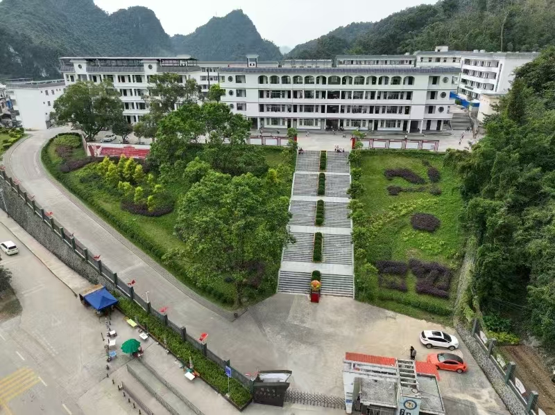 龙邦镇九年一贯制学校0.jpg