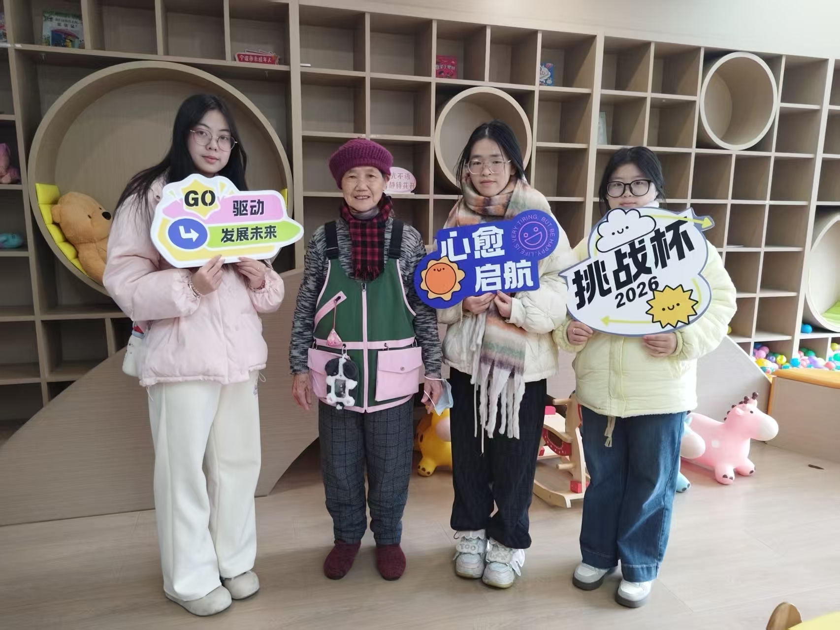 浙江纺织服装职业技术学院学生团队研发的“暖心马甲” 学校供图.jpg 浙江纺织服装职业技术学院学生团队研发的“暖心马甲” 学校供图.jpg