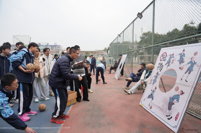 宁波正始中学学生体验“蹴鞠”传统体育项目 学校供图.jpg 宁波正始中学学生体验“蹴鞠”传统体育项目 学校供图.jpg