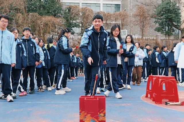 宁波正始中学学生体验“射艺”传统体育项目 学校供图.jpg 宁波正始中学学生体验“射艺”传统体育项目 学校供图.jpg