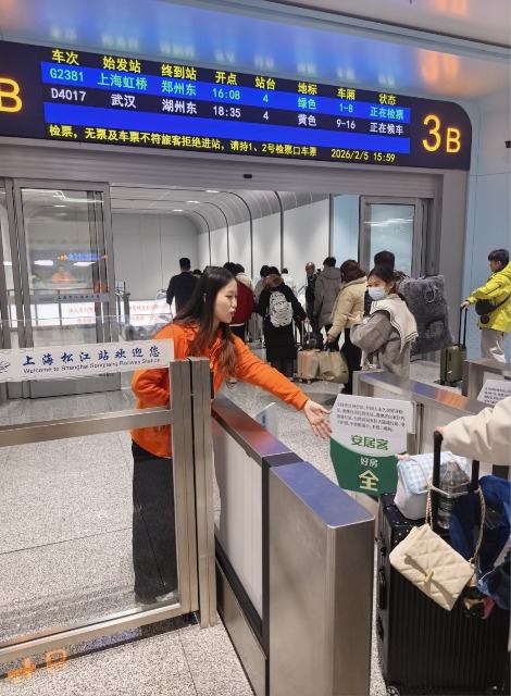 东华大学“小甜橙”在志愿服务中。学校供图