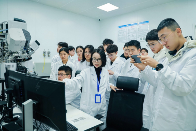 学员参观皮米电镜中心 海南大学供图.png 学员参观皮米电镜中心 海南大学供图.png