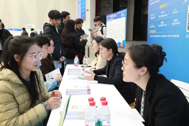 中国科学院宁波材料技术与工程研究所2026“奔甬而来”春季硕博专场招聘会现场 学校供图.jpg