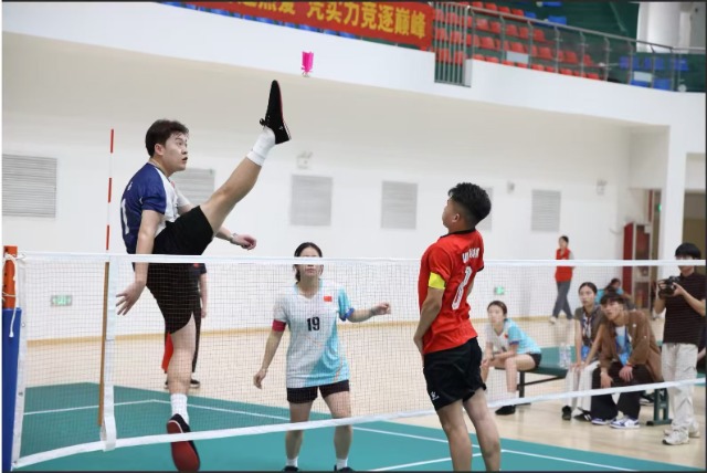 体专学生段昊延、向鸿燕在混合双打广西队对越南队的比赛中（刘明森摄）.jpg