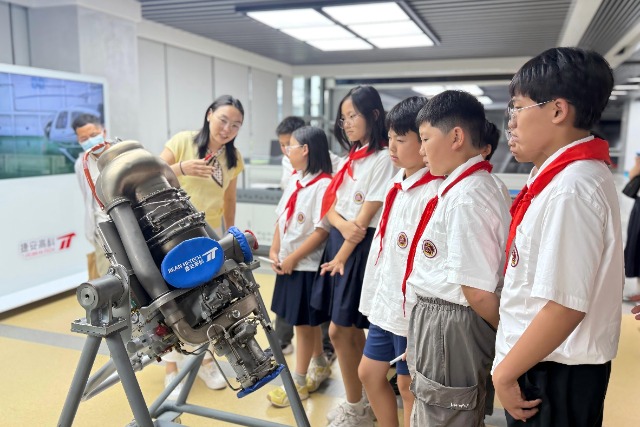 郑州大学实验小学郭利亭老师在讲解飞机发动机(1).jpg