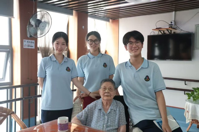 张平老师和宁波四中的学生们在一起 袁嘉怡 摄.jpg 张平老师和宁波四中的学生们在一起 袁嘉怡 摄.jpg