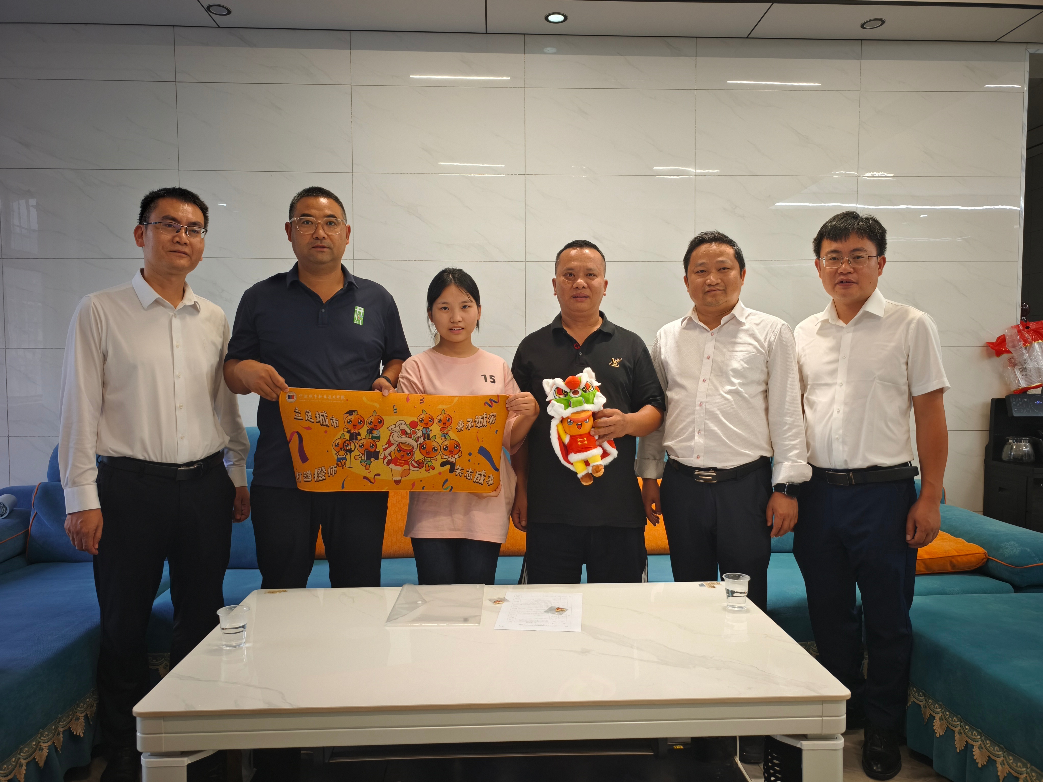 宁波城市职院教师到张贵英家中走访 学校供图.jpg