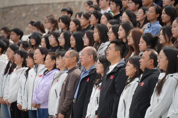 西北民族大学师生共同朗诵《七律·长征》.jpg